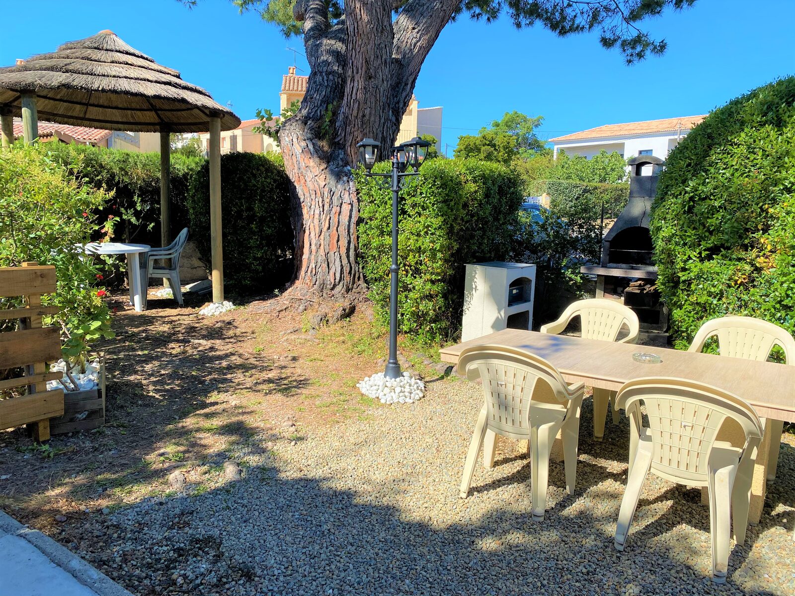 Espace barbecue à l'ombre du pin